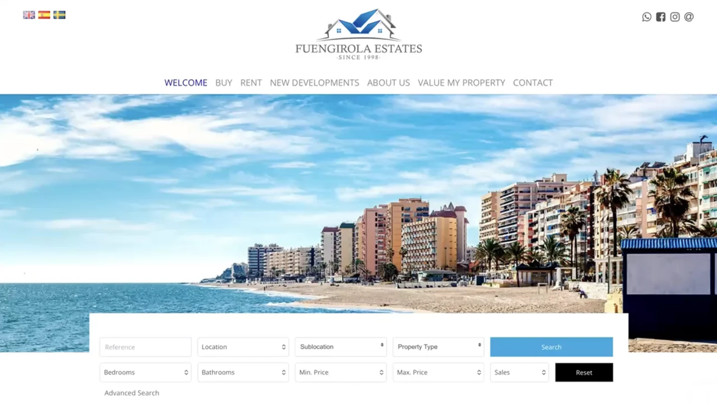 Antigua página de inicio de Fuengirola Estates: logotipo, menú y un buscador de propiedades sobre una foto de playa